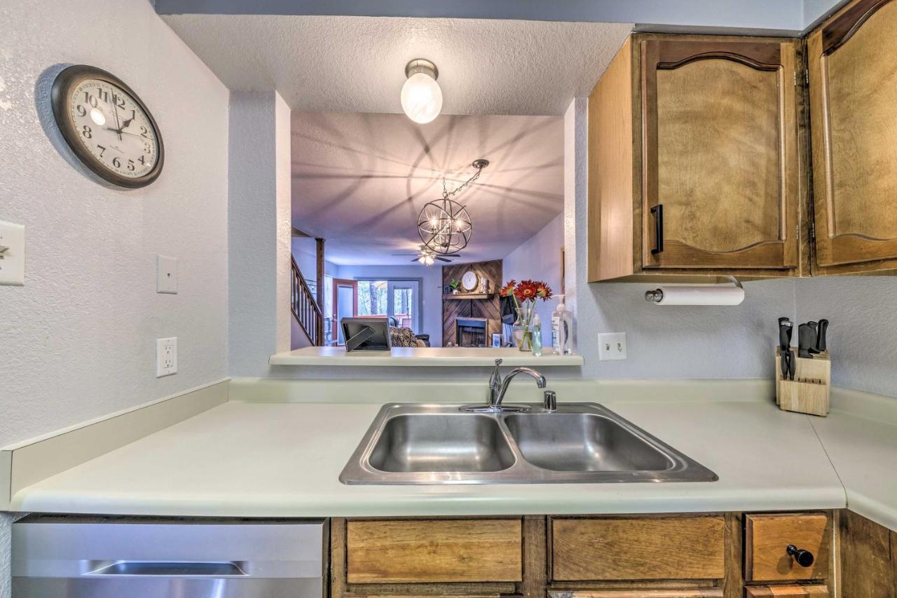 Hike, Golf And Explore Retreat With Deck! Apartment