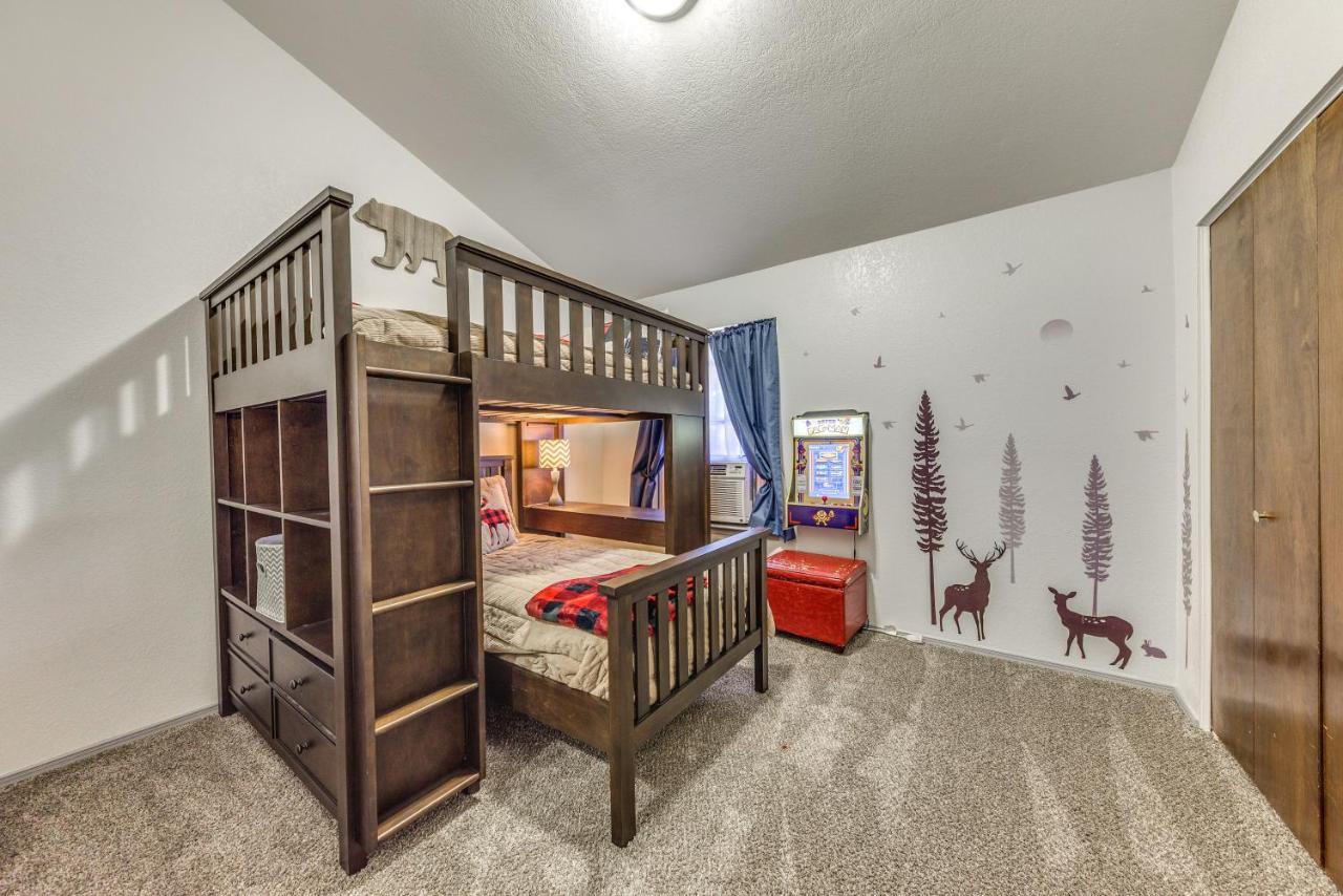 Hike, Golf And Explore Retreat With Deck! *